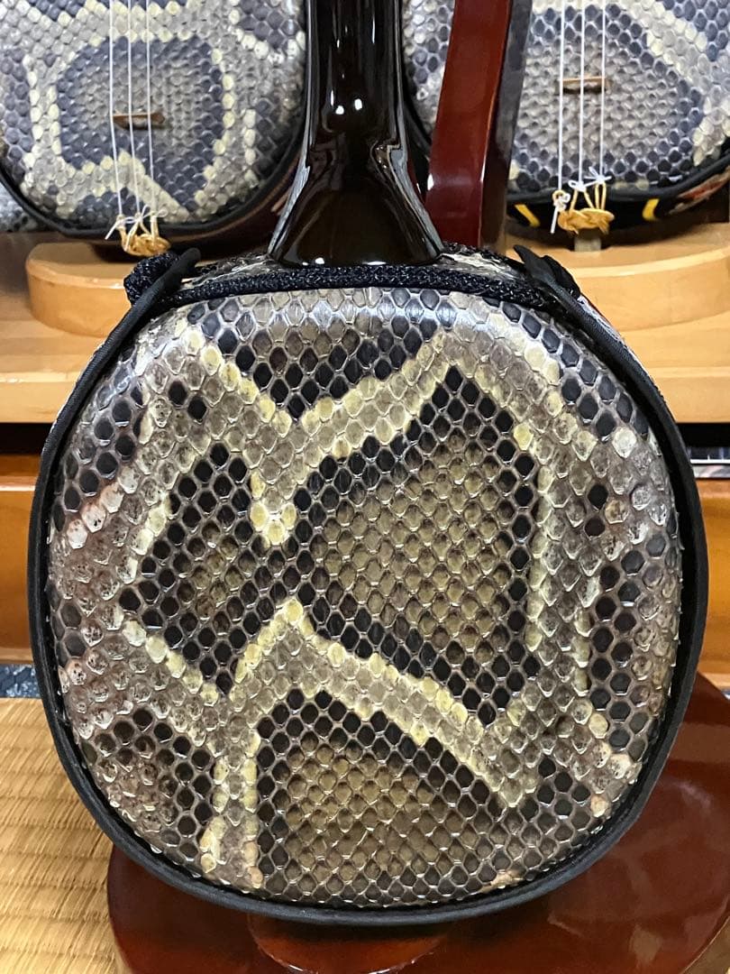 沖縄三線ワンランク上(上質黒檀)真壁型本皮一枚張りスンチ塗り期間限定出品