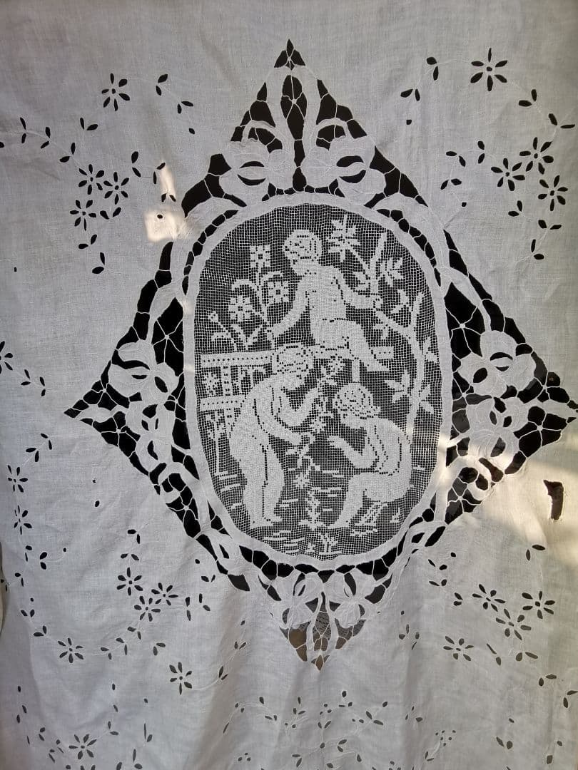 アンティークフランス 天使のフィレレース アイレット草花刺繍タッセル付大判クロス