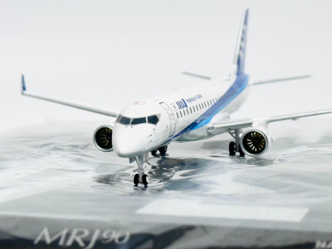 全日空商事 1/200 ANA MRJ90 滑走路パネル付き MR29008
