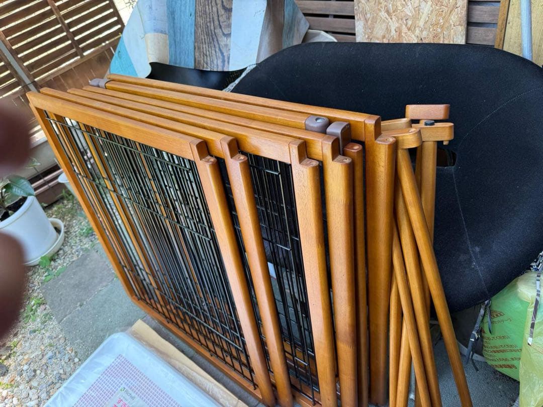 木製フレームの大型犬用ペットサークル