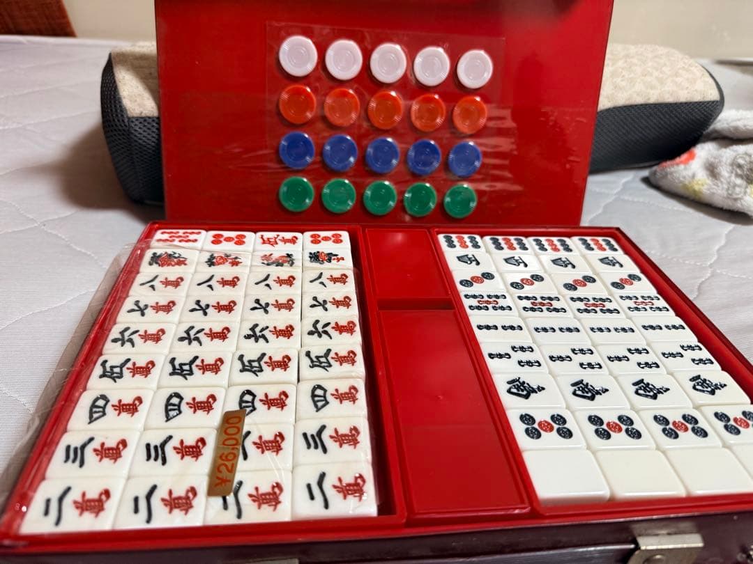 麻雀牌セット 伝統的デザイン 赤いケース付き