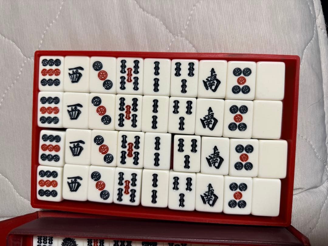 麻雀牌セット 伝統的デザイン 赤いケース付き