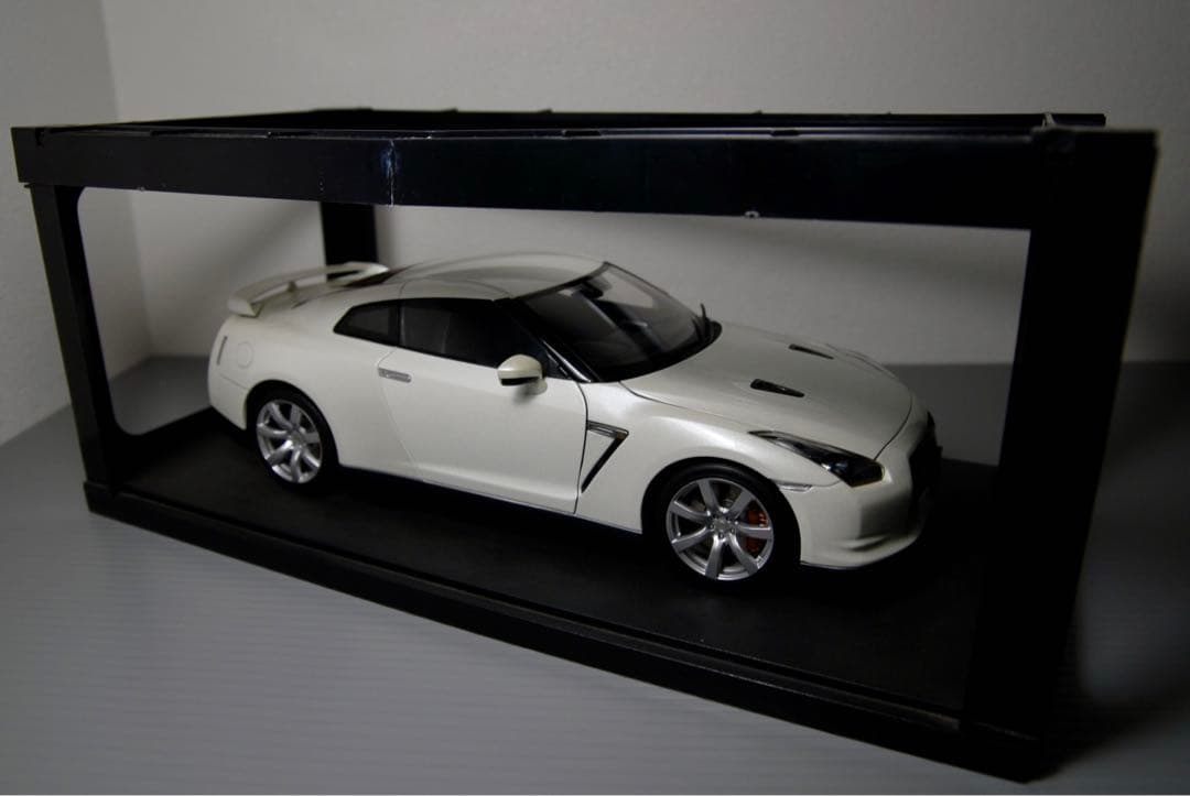 オートアート 日産 35 GTR 白 1/18 ミニカー