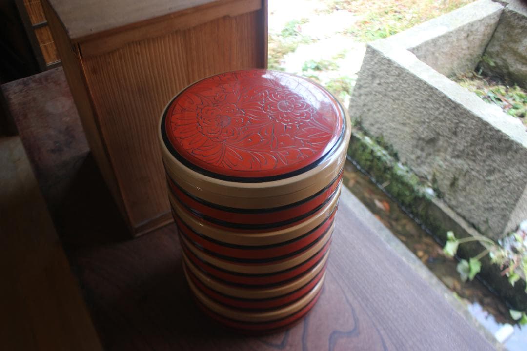 風情ある独楽塗の美しい五段丸重（検輪島塗お重重箱茶道具