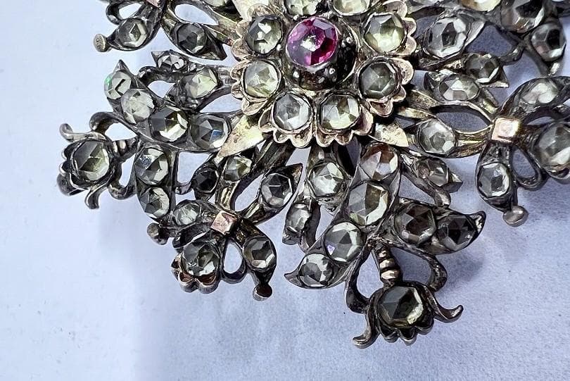 花の形のブローチ　水晶　ローズカット　ジョージアン