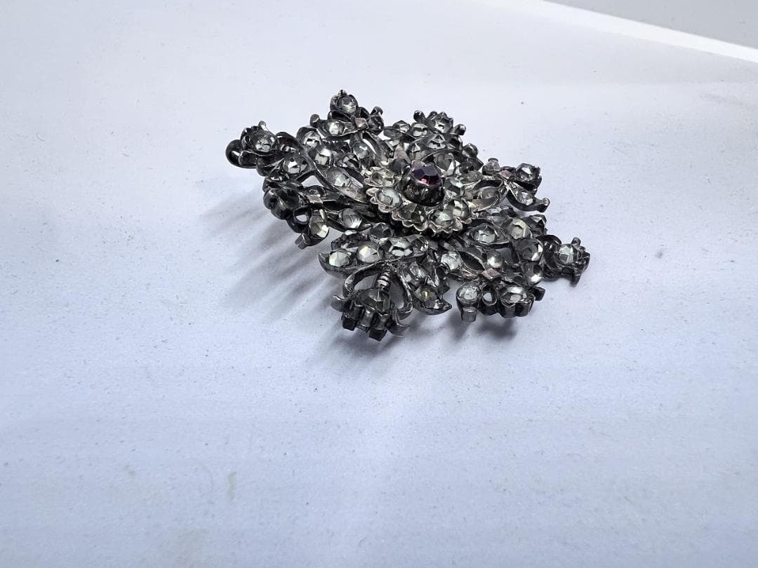 花の形のブローチ　水晶　ローズカット　ジョージアン