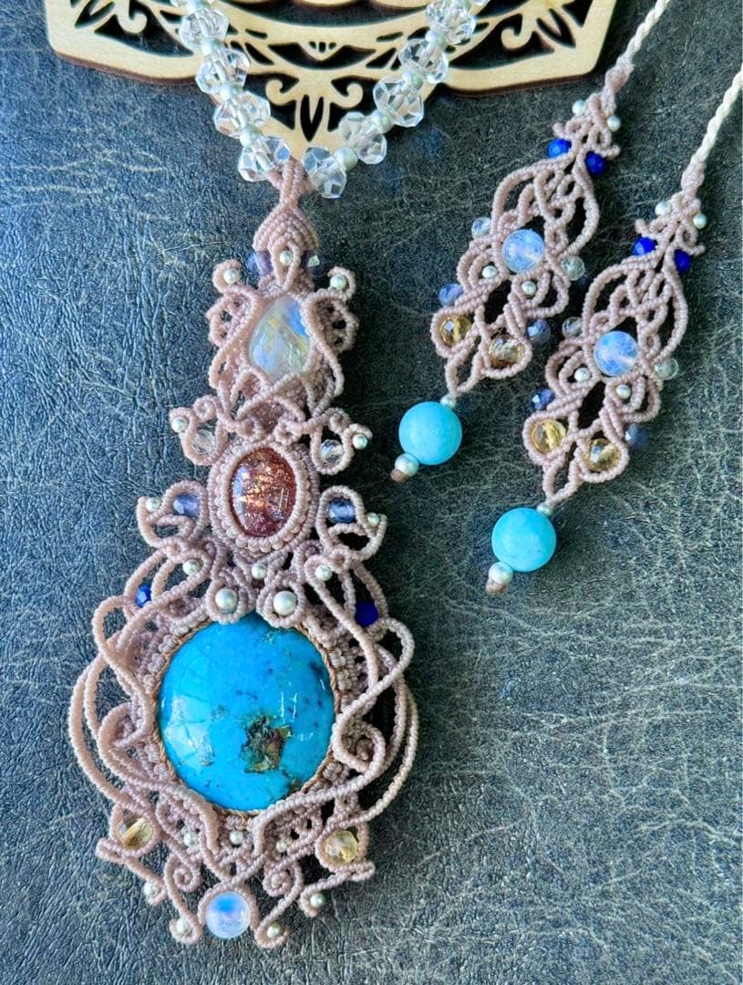 専用☆ペルシアンターコイズ＆サンストーン＆ムーンストーンのマクラメ編みネックレス