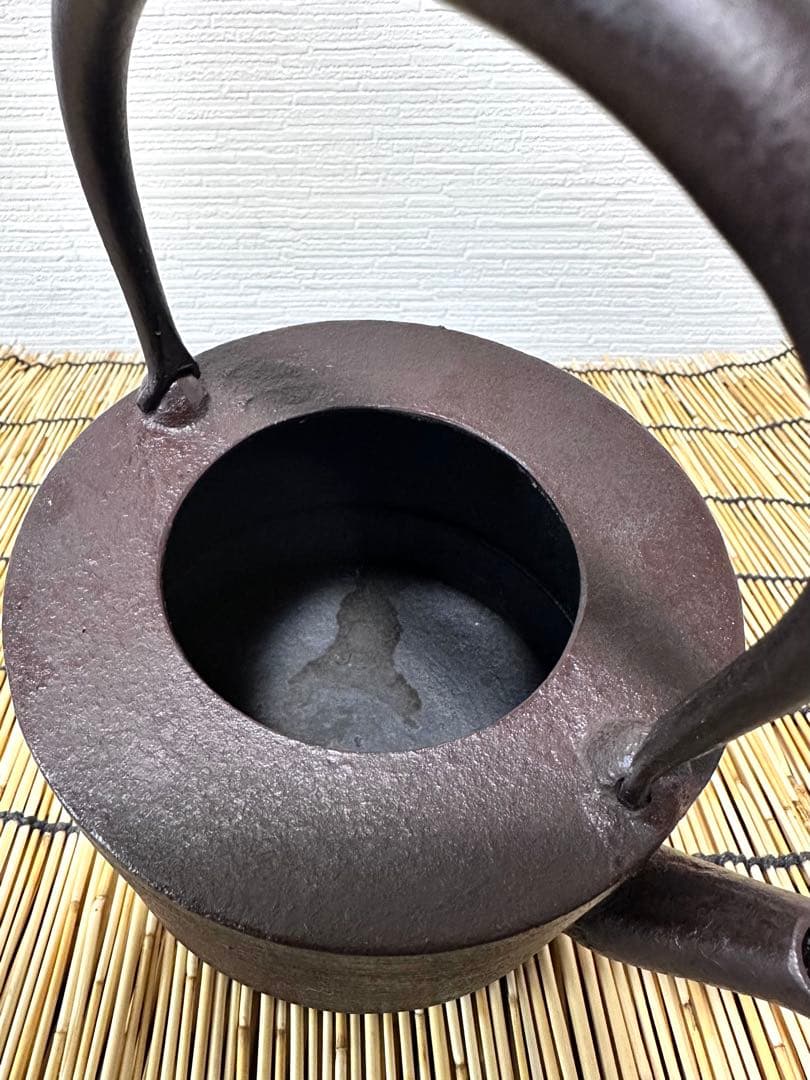 未使用品、供箱等付属品付　水沢鋳物工業協同組合販売　肩衝糸目　１２型　南部鉄瓶