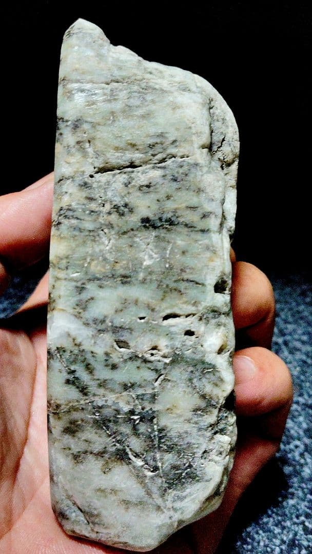 ★翡翠原石★青海川・硬玉【川ズレ・カット677ｇ】