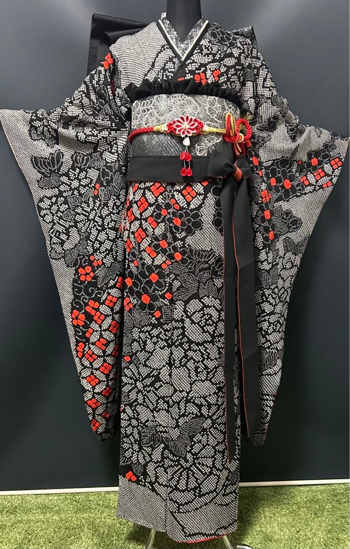 ぴよママ 黒の総絞りにレトロモダンな赤の小花　豪華成人式振袖18点