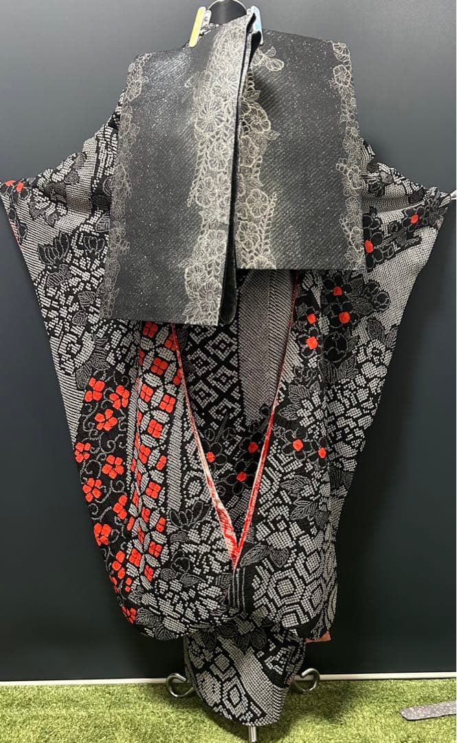 ぴよママ 黒の総絞りにレトロモダンな赤の小花　豪華成人式振袖18点