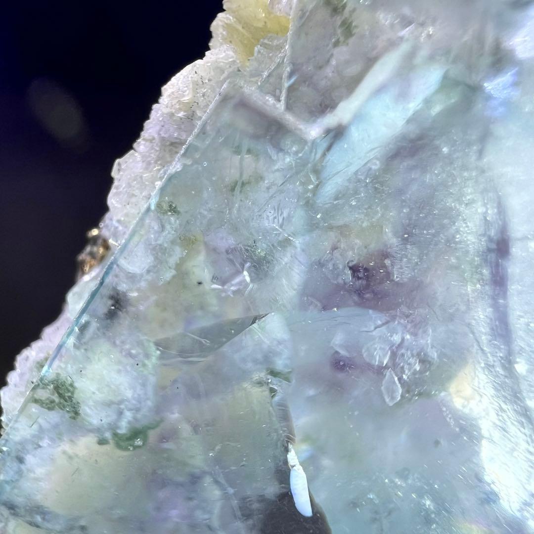 ヤオガンシャン産　パイライト、ドロマイト共生ライトブルーフローライト