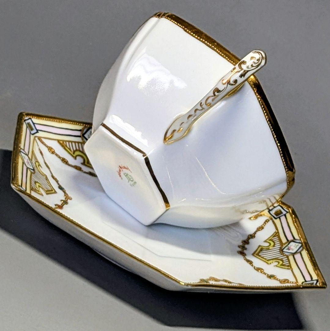 オールドノリタケ・金盛上陽刻薔薇柄　ガーランド装飾　ヘキサゴン　カップ＆ソーサー