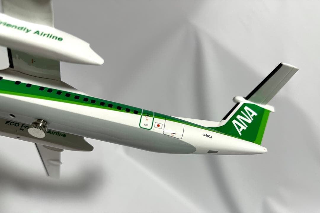 全日空商事 1/100 ANA DHC-8-400 NH11013 台座付き