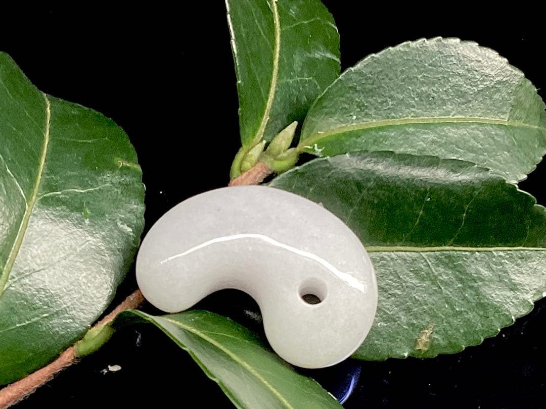 ✳白から秘めたラベンダー色へ‼️本物　糸魚川翡翠硬玉ジェダイト　お守りに　鑑別書付