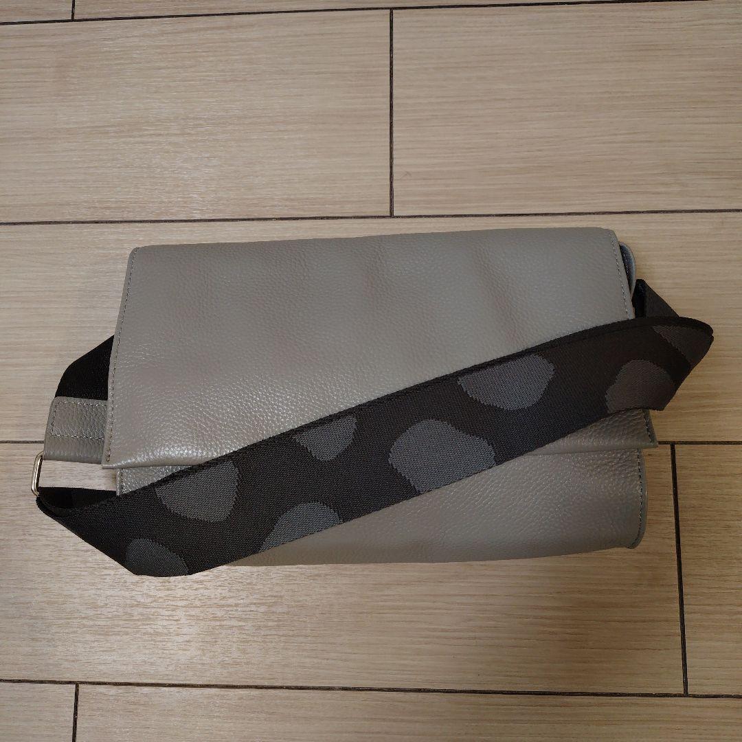 ear PAPILLONNER ワイドテープショルダーバッグ グレー