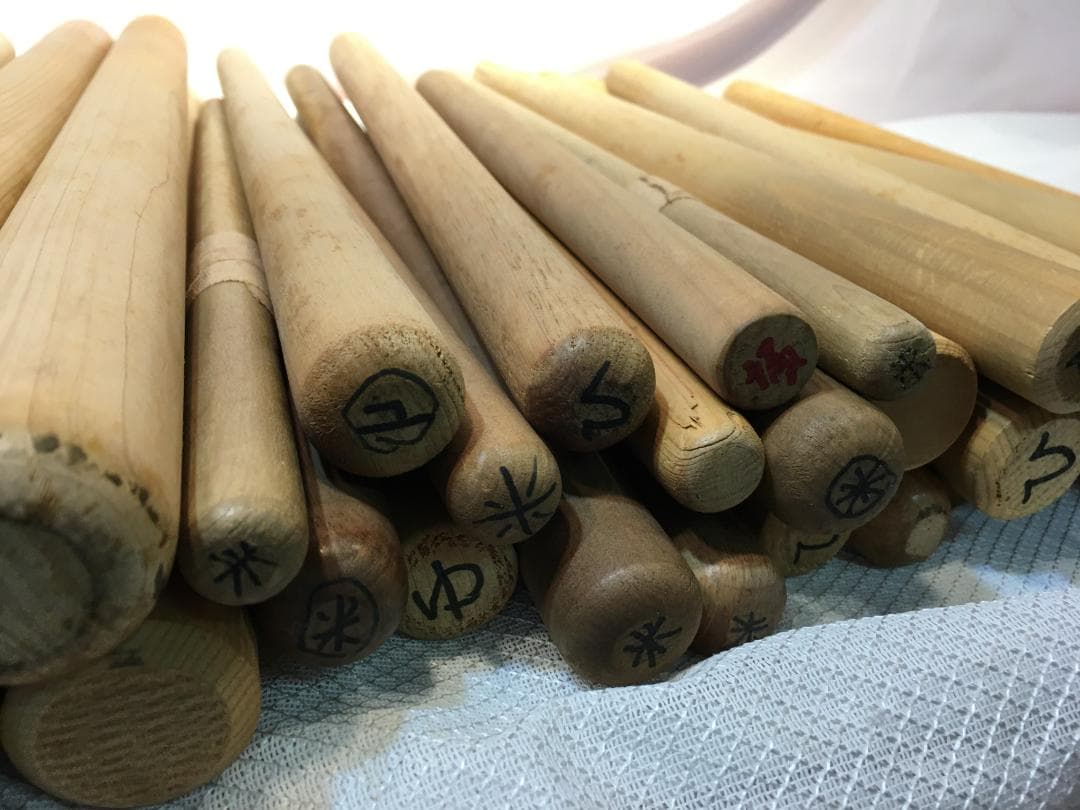 メ*ン様 nt250716-001j 木製バチ 多数 丸棒 バチ 太鼓 棒 ステ
