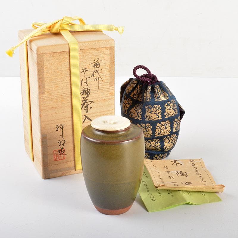 薩摩焼　苗代川焼　荒木幹二郎造　苗代川そば釉　茶入　仕覆付　共箱　V　6603