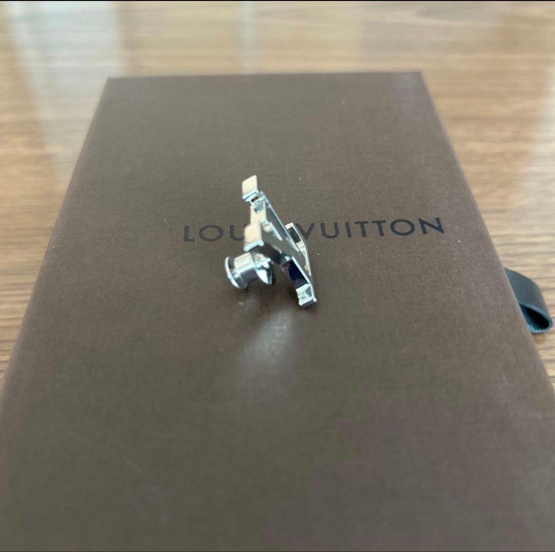 LOUIS VUITTON ルイ ヴィトン ロゴ ピンバッチ ブローチ スタッフ