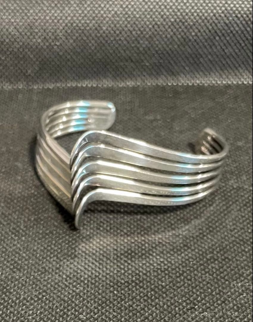 シルバー 波形デザイン バングル