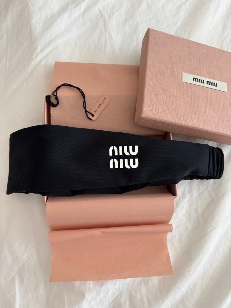 MIU MIU 2024ブラック ヘアバンド　カチューシャ
