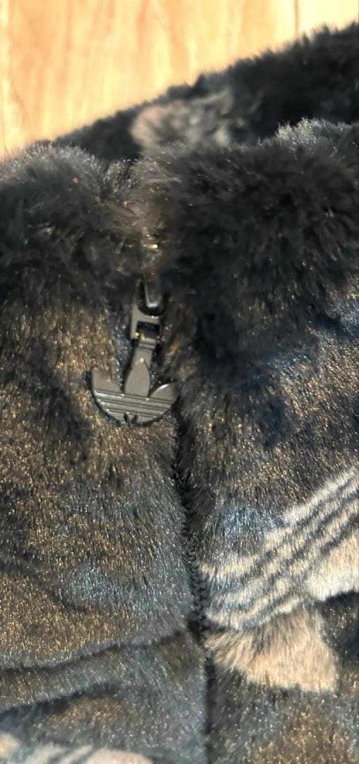 アディダス オリジナルス モノグラム ロゴ ファー ジャケット ジャージ 黒